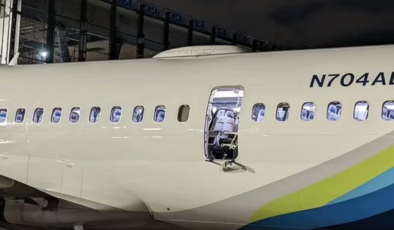 Yolcu Uçağında Acil Çıkış Kapısı Patladı