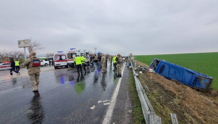 Cezaevi Ring Aracının Şarampole Devrilmesi Sonucu 23 Kişi Yaralandı