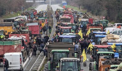 Fransa’da Çiftçilerden Protesto: 200’e Yakın Traktör Otoyolu Kapattı