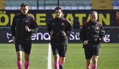 Hakem Halil Umut Meler Alkışlarla Karşılandı