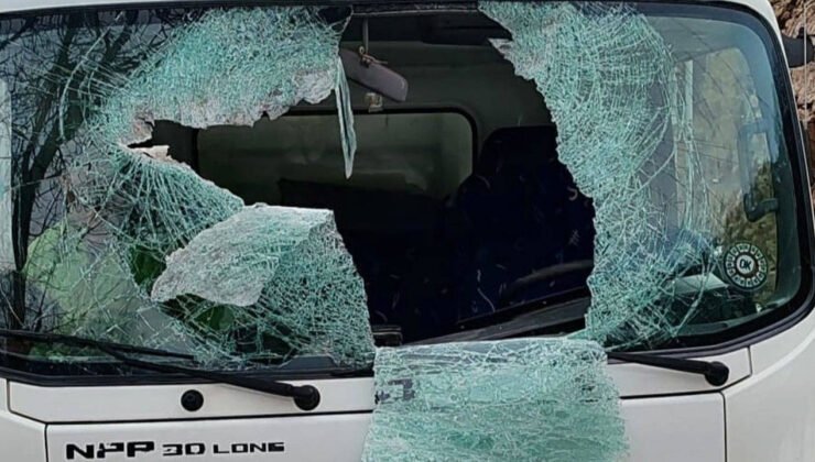 Üzerine Kaya Düşen Kamyonetin Sürücüsü Hayatını Kaybetti