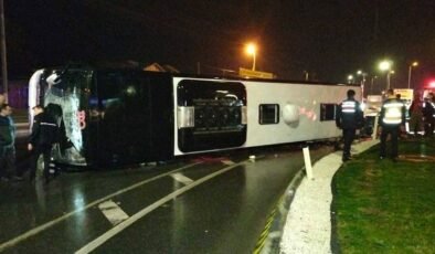 Edremit’te Yolcu Otobüsü Devrildi: 1 Kişi Hayatını Kaybetti, 20 Yaralı