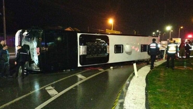 Edremit’te Yolcu Otobüsü Devrildi: 1 Kişi Hayatını Kaybetti, 20 Yaralı