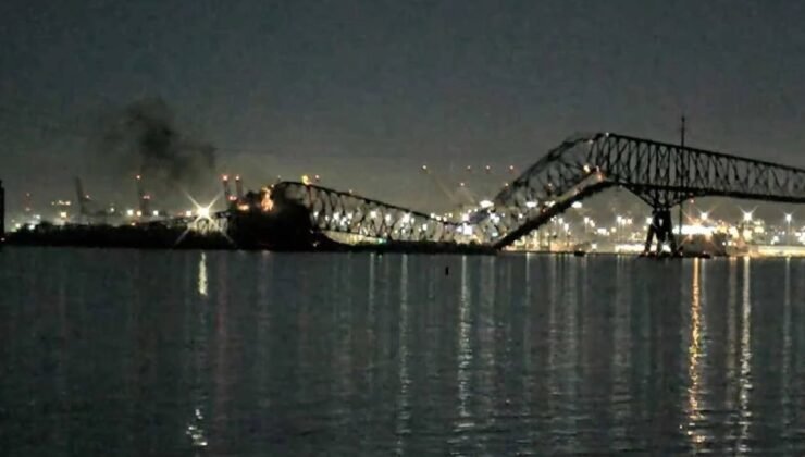 Kargo Gemisinin Çarptığı Köprü Yıkıldı