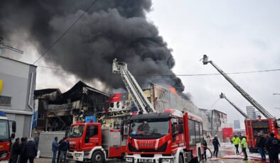 İnşaat Malzemeleri Deposunda Çıkan Yangına Müdahale Sürüyor 