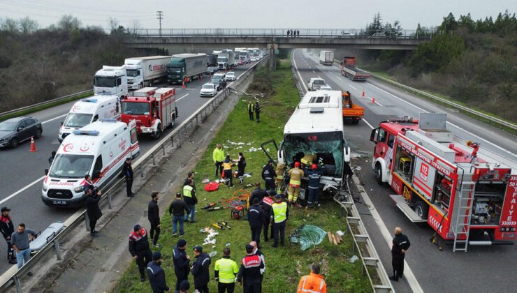 Yolcu Otobüsü Bariyerlere Çarptı 17 Kişi Yaralandı