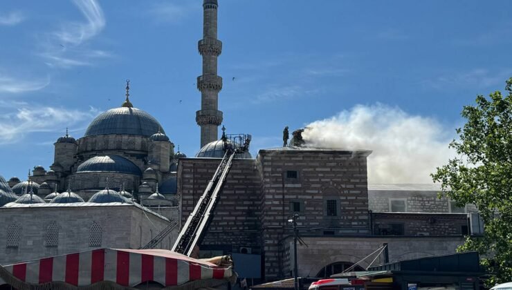 Eminönü Mısır Çarşısı’nda Çıkan Yangın Kontrol Altına Alındı