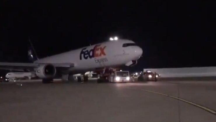 İstanbul Havalimanı’nda gövdesi üzerine iniş yapan kargo uçağı pistten kaldırıldı