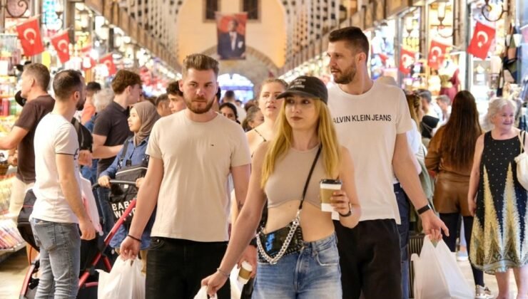 İstanbul’a Turist Akını Devam Ediyor