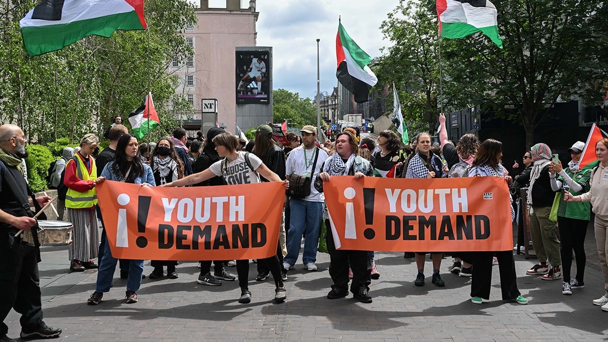 Gazze Saldırılarına Karşı Londra'da Oturma Eylemi