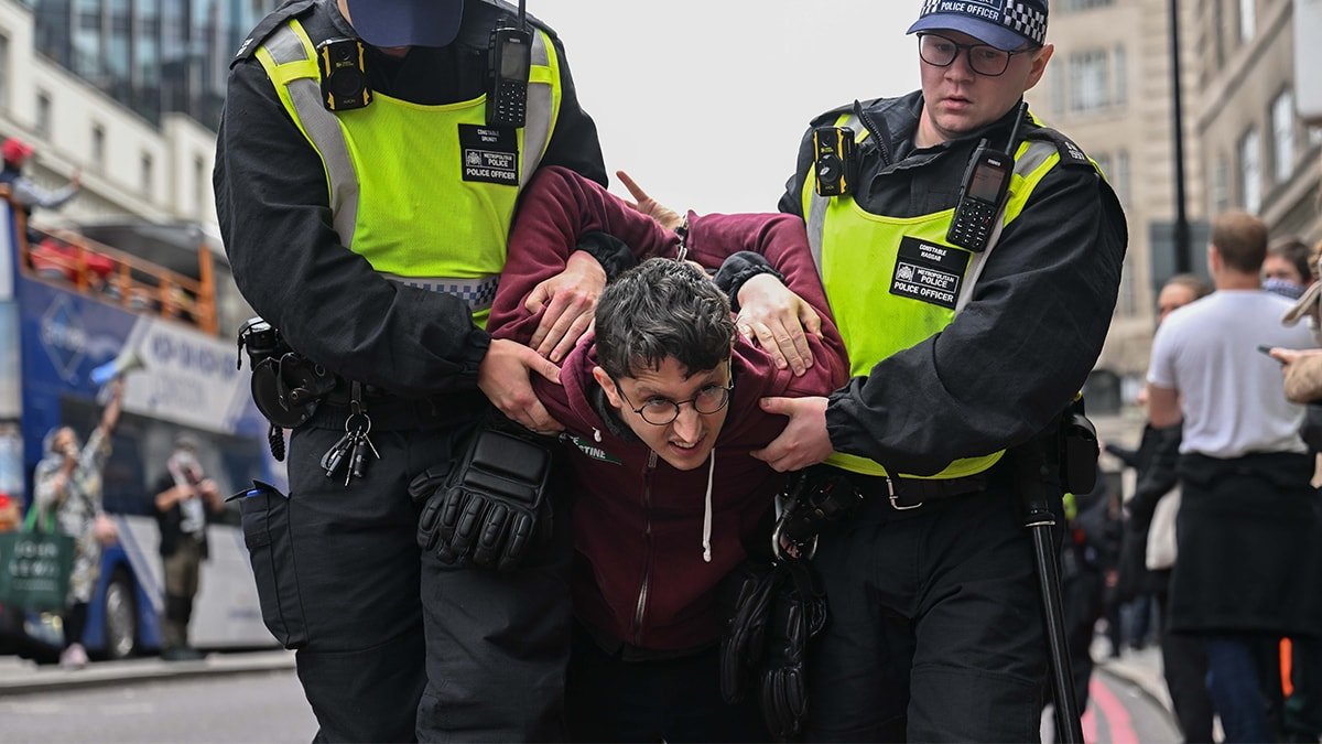 Londra'da Gazze Saldırılarına Karşı Oturma Eylemi