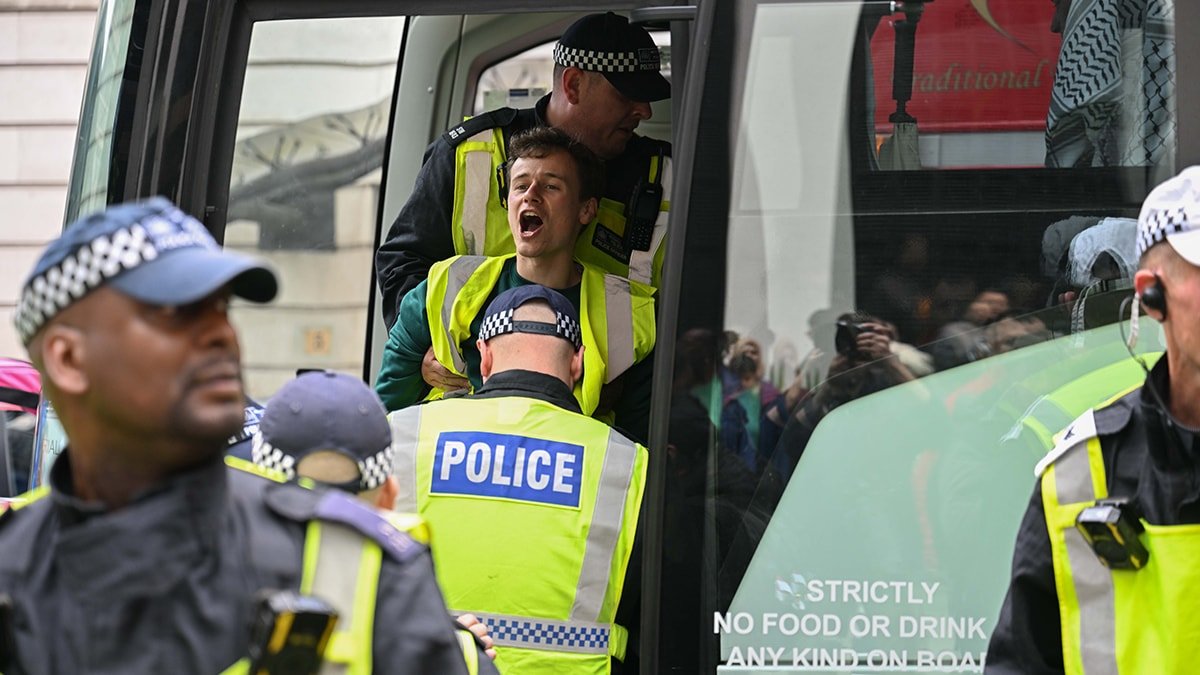 Londra'da Gazze Saldırılarına Karşı Oturma Eylemi