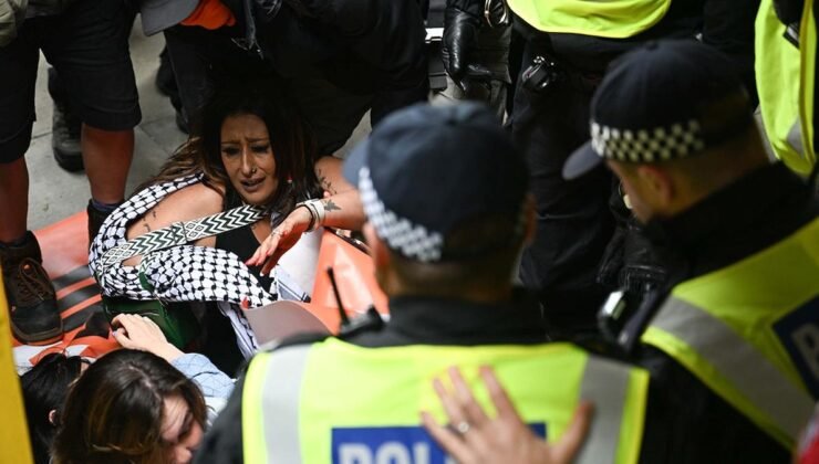 Londra’da Gazze Saldırılarına Karşı Oturma Eylemi