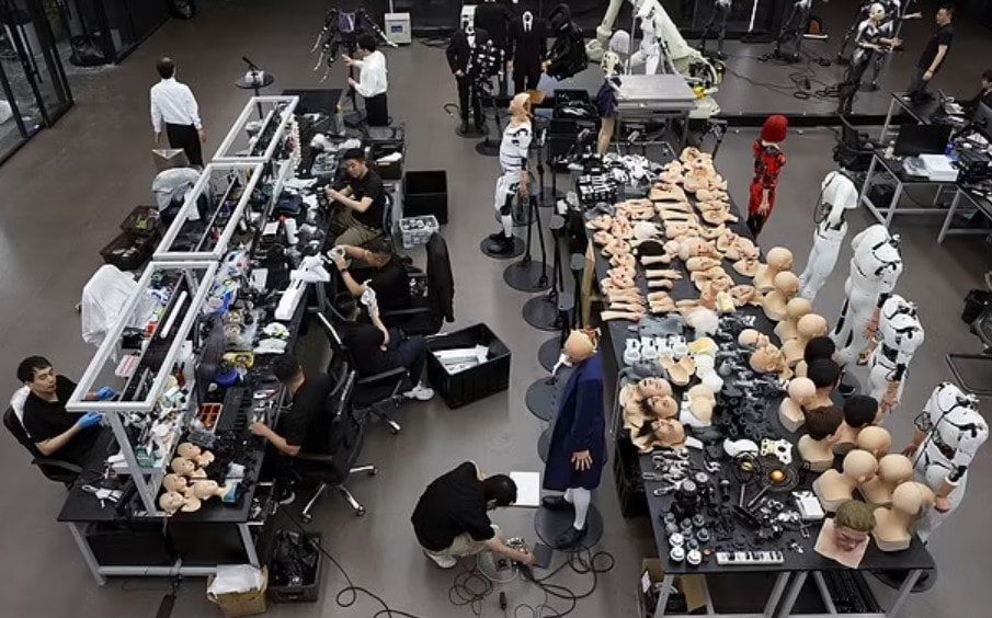 Ex-Robots Fabrikasında İnsansı Robotlar