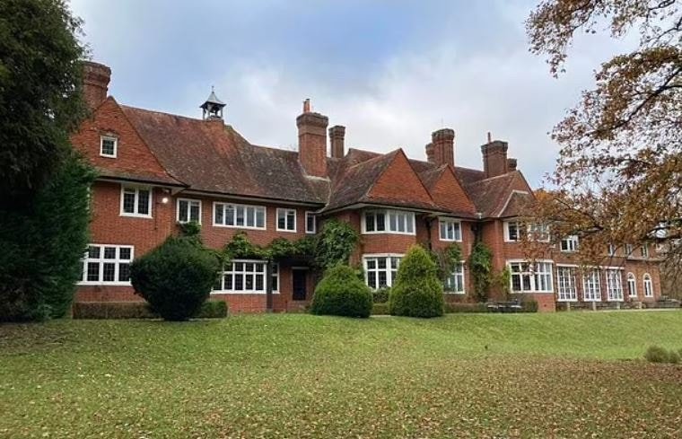 Adele Krizi: Sutton Çifti ve Komşuları Arasındaki Anlaşmazlık