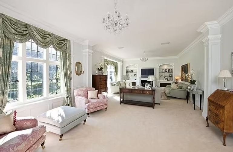 Adele Krizi: Sutton Çifti ve Komşuları Arasındaki Anlaşmazlık