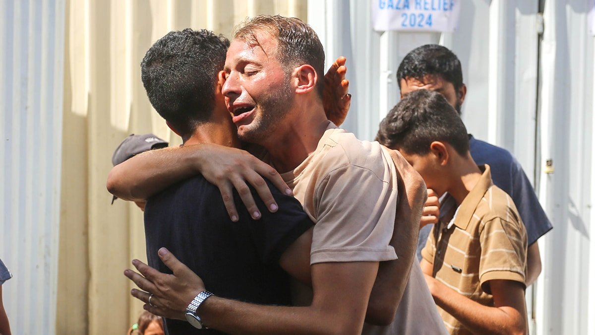 Gazze'de İkiz Bebeklerin Ölümü: Filistinli Baba Acı İçinde