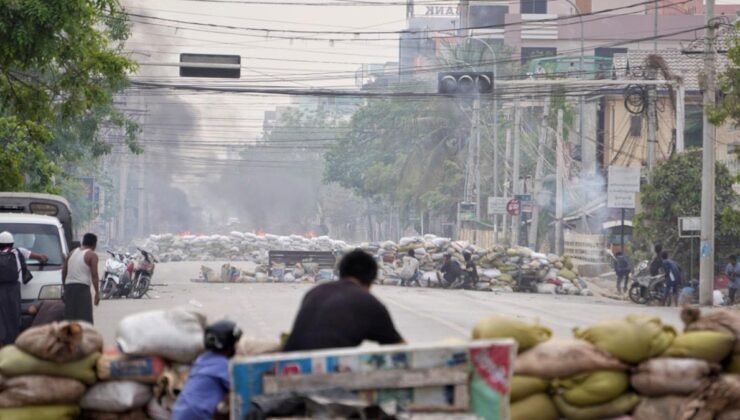 Myanmar’da Askeri Yönetim Pazar Alanını Vurdu: 11 Sivil Hayatını Kaybetti