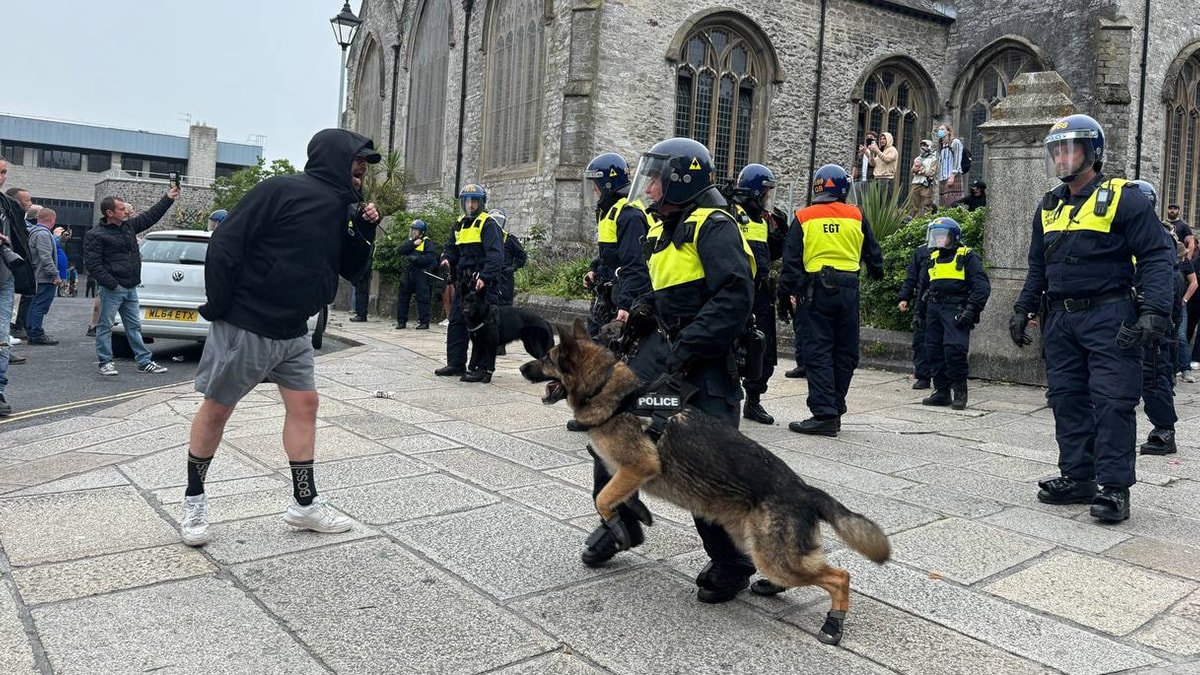 Plymouth'ta Aşırı Sağcı Olaylar ve Irkçılık Karşıtlarıyla Çatışma