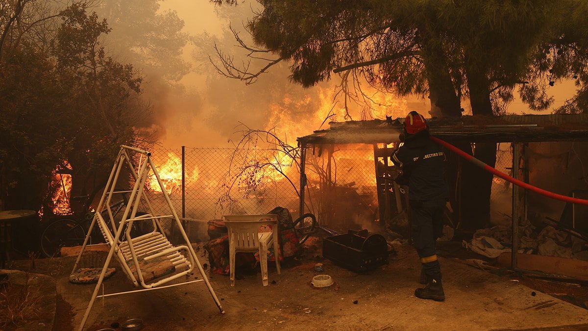 Yunanistan'da Yangınlar: Tahliye Süreci ve Yaralanmalar