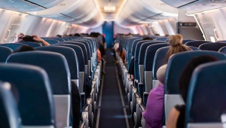 Delta Havayolları’nda Gazi Kadının Tişörtü Nedeniyle Uçaktan İndirilmesi