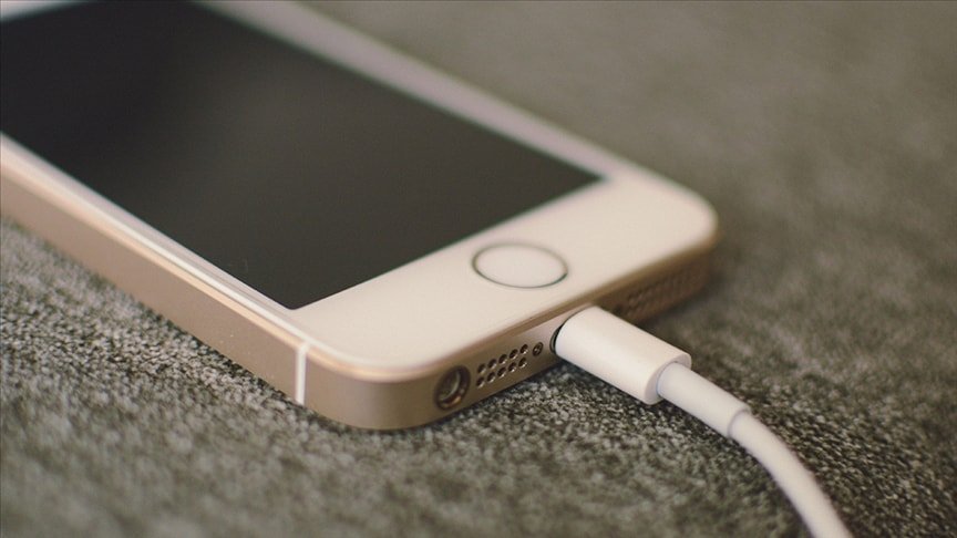 FBI'dan Siber Güvenlik Uyarısı: USB Şarj İstasyonlarına Dikkat!
