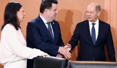 Baerbock’tan Scholz’a Eleştiriler ve Ukrayna’ya Askeri Destek Tartışmaları