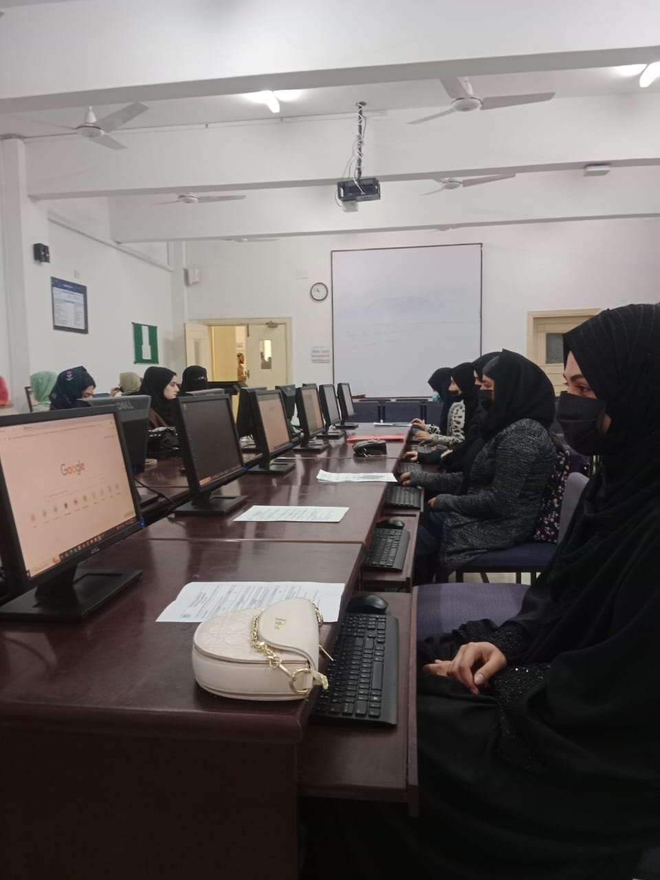 Taliban, Afgan Kadın Öğrenciler İçin Eğitim İmkanları Sunuyor