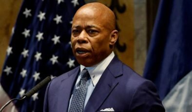 ABD Adalet Bakanlığı, New York Belediye Başkanı Eric Adams’a Yönelik Yolsuzluk Suçlamalarını Geri Çekti