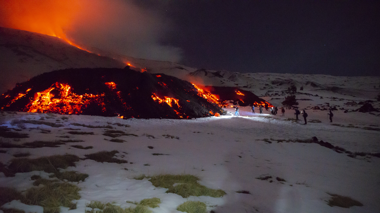 Sicilya'da Etna Yanardağı'na Akın Eden Turistlerin Tehlikeli Davranışları