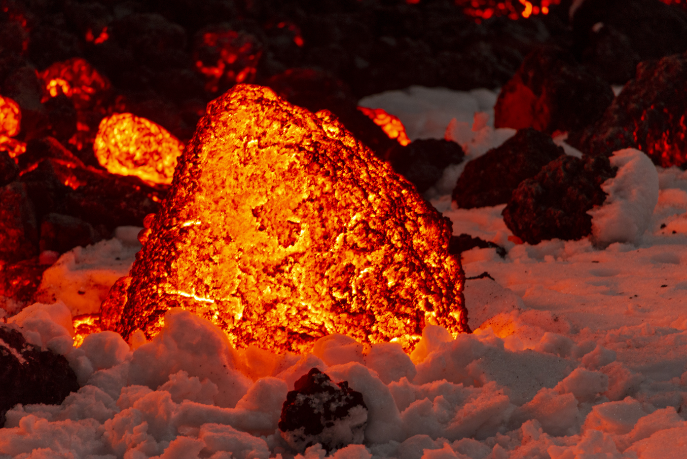 Etna Yanardağı'nda Turistlerin Tehlikeli Davranışları