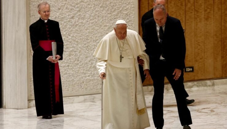 Papa Francis Hastaneye Kaldırıldı