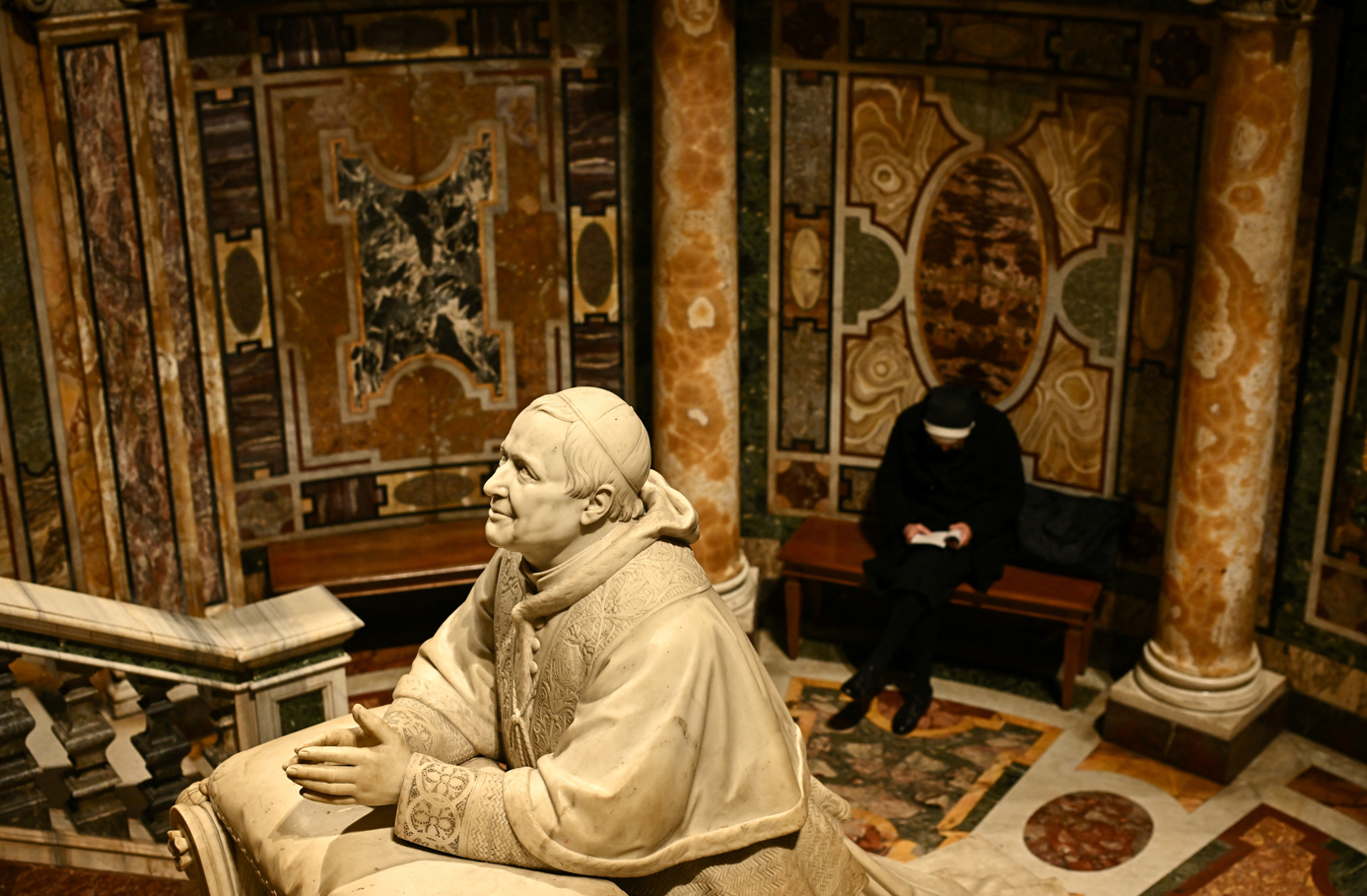 Papa Franciscus'un Sağlık Durumu ve Vatikan Yönetimi