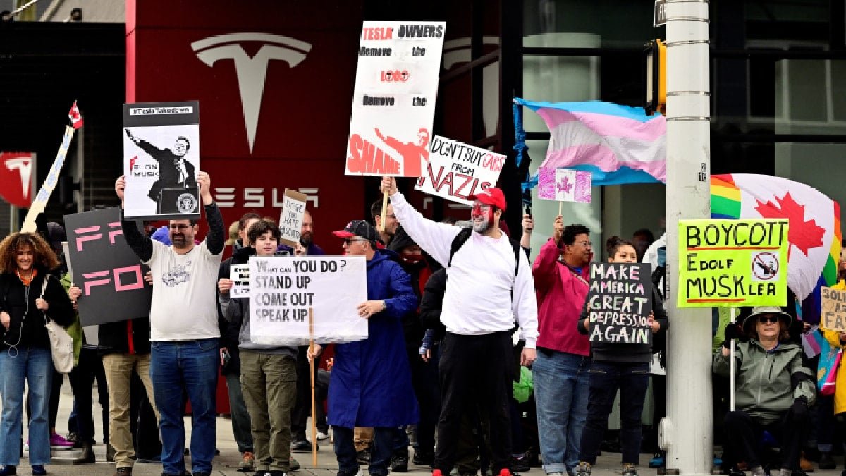Protestolar Tesla Bayilerini Hedef Aldı