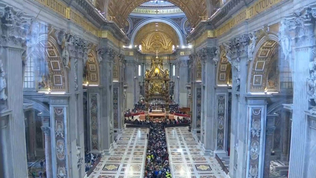 Vatikan'da Papa Francis'in Cenazesi ve Toplumsal Yoğunluk