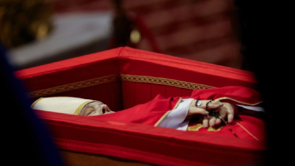 Vatikan'da Papa'ya Saygı Duruşu ve Ziyaretçiler