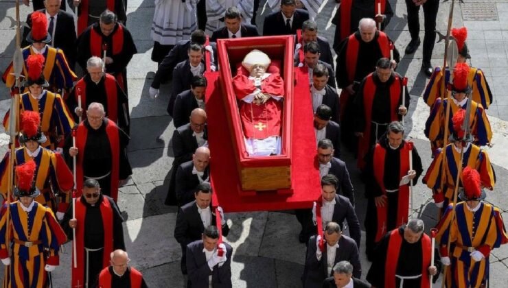 Papa Francis’in Cenaze Töreni ve Vatikan’daki Son Yolculuğu