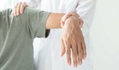 Sol Kolunu Kaybetme Tehlikesiyle Karşılaşan 80 Yaşındaki Hasta ve Rehabilitasyon Süreci