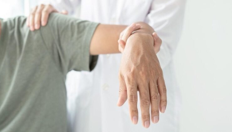 Sol Kolunu Kaybetme Tehlikesiyle Karşılaşan 80 Yaşındaki Hasta ve Rehabilitasyon Süreci