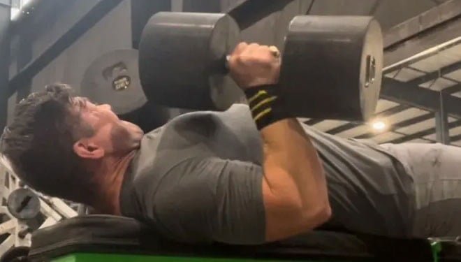 ABD'de yaşayan 39 yaşındaki profesyonel vücut geliştirmeci Jameson Ritenour, kas kütlesini artırmak ve fiziksel formunu geliştirmek amacıyla alışılmadık bir yöntem deniyor: her gün iki poşet anne sütü içmek.