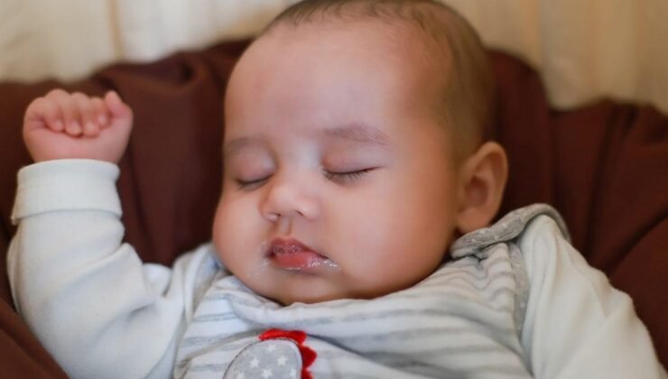 Bebeklerde Reflü Hakkında Uzman Görüşleri ve Önemli Bilgiler