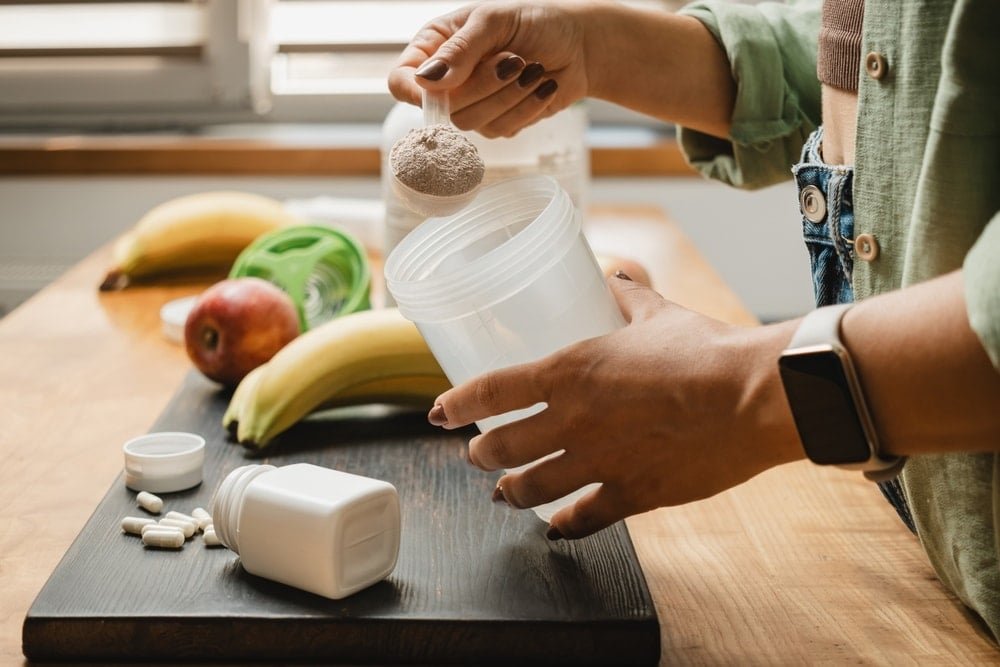 Son dönemlerde gençler arasında protein tozu tüketimi büyük bir hızla yaygınlaşıyor. Bu popüler alışkanlığın arkasında yatan nedenler arasında kas gelişimi ve fiziksel görünümünü iyileştirme arzusu yer alıyor. Ancak, bu ürünlerin bilinçsiz ve aşırı kullanımı beraberinde ciddi sağlık tehlikelerini de getiriyor.