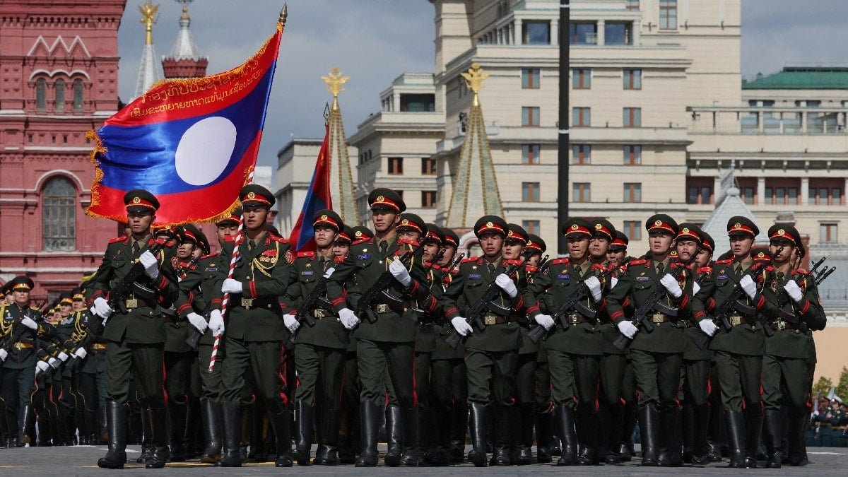 Rusya 80. Yıldönümünde Büyük Zaferi Kızıl Meydan'da Anlattı