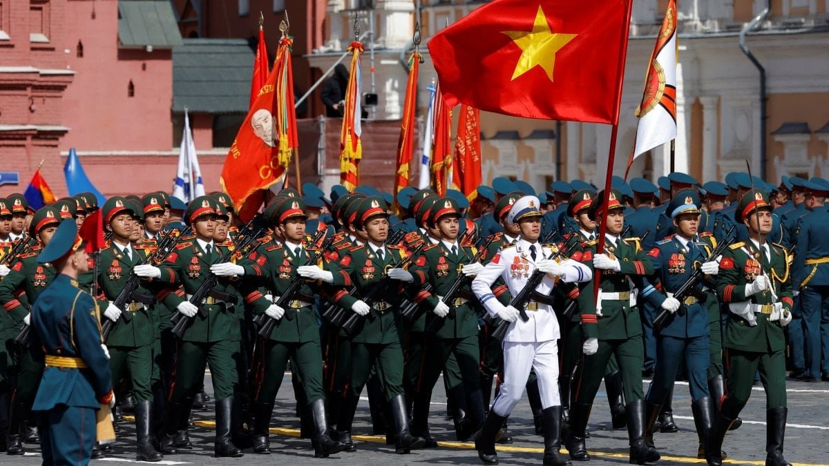 Rusya 80. Yıldönümünde Büyük Zaferi Kızıl Meydan'da Anlattı