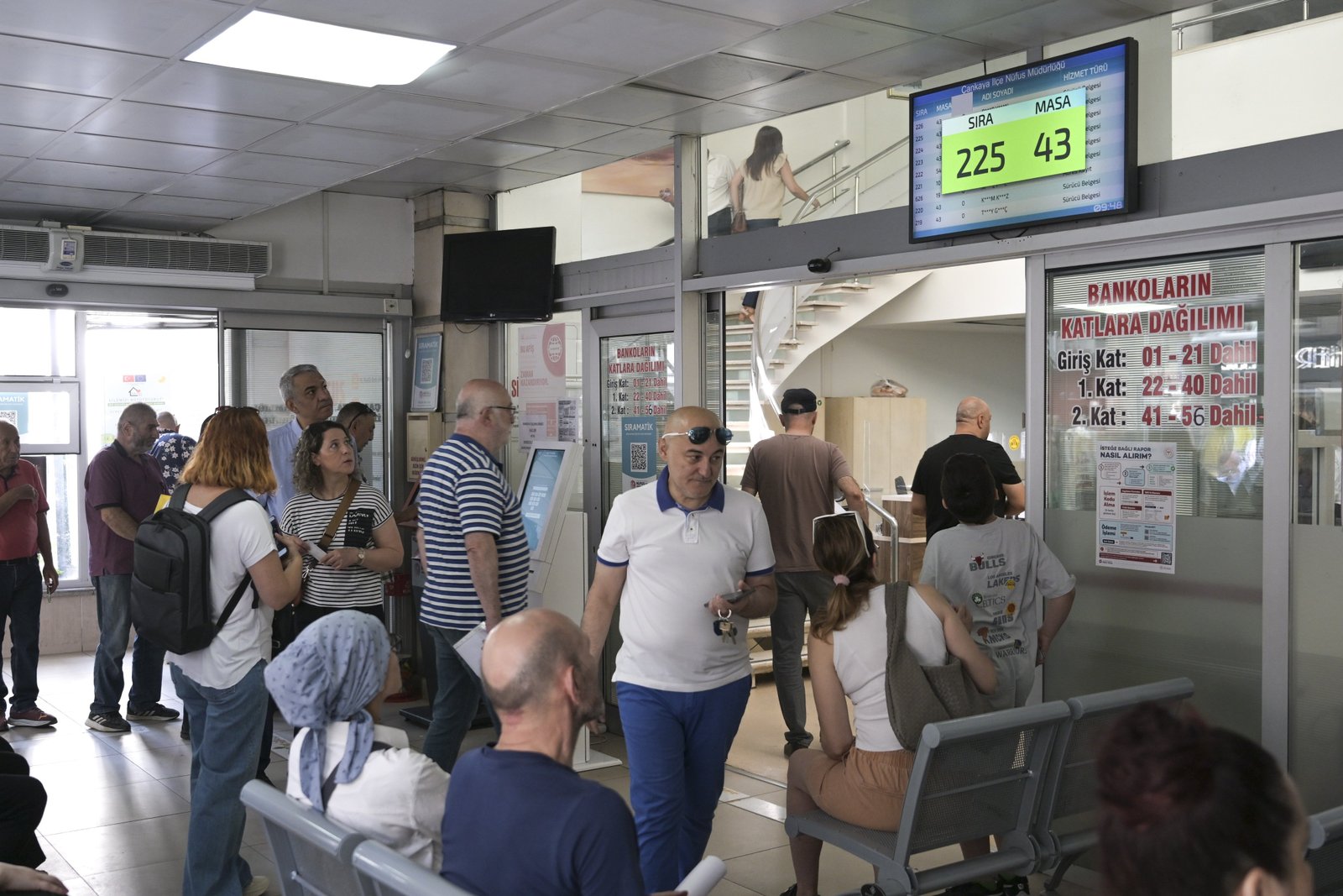 Nüfus Müdürlükleri tıka basa doldu! Üç kez uzatılmıştı, yarın son gün