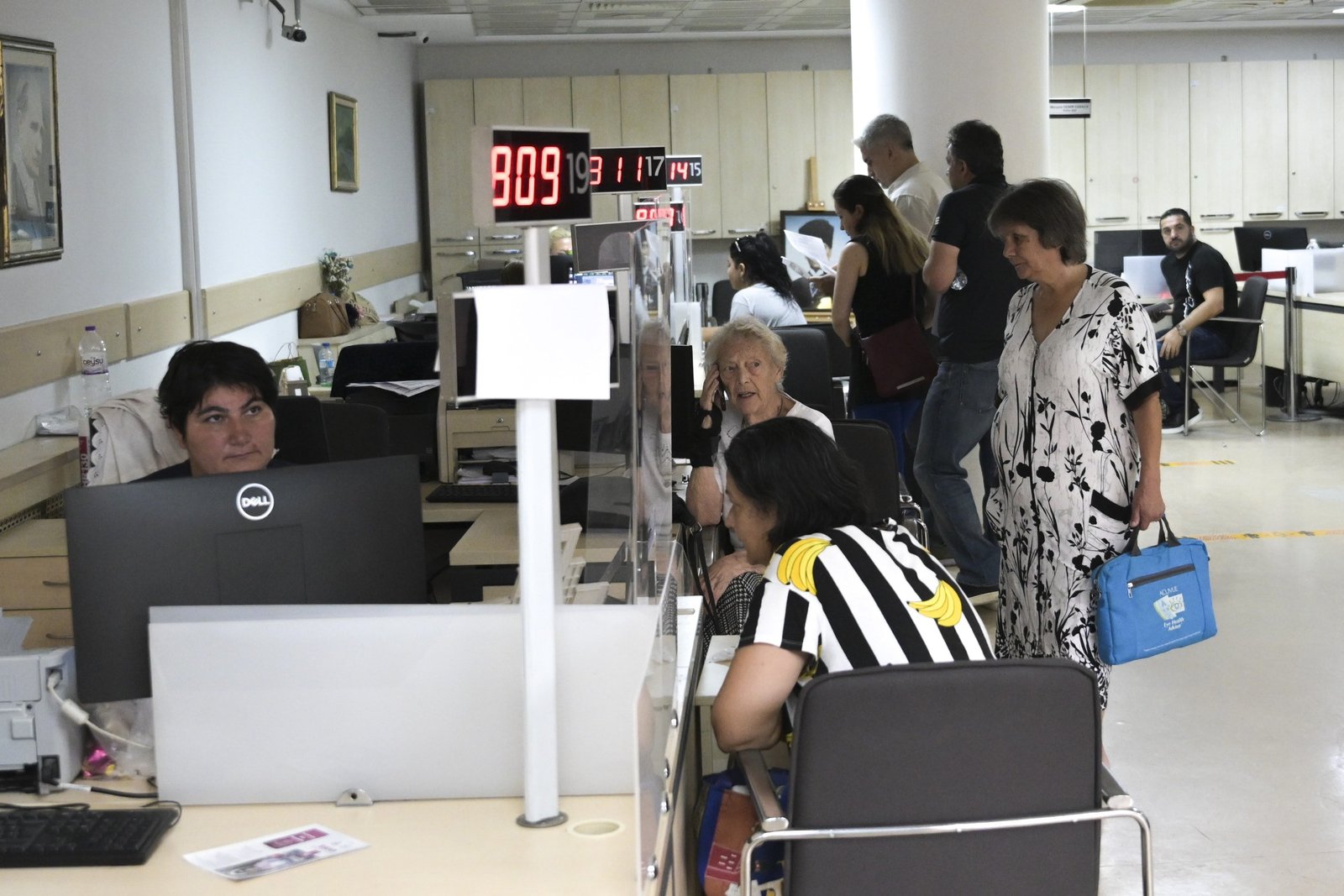 Ehliyet yenileme için Nüfus Müdürlüklerinde yoğunluk: Son güne bırakmanın bedeli