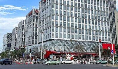 Her şey büyükannesinden aldığı 400 dolarlık borçla başladı, bugün McDonald’s’ı geride bırakan bir imparatorluk kurdu