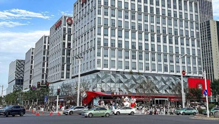 Her şey büyükannesinden aldığı 400 dolarlık borçla başladı, bugün McDonald’s’ı geride bırakan bir imparatorluk kurdu