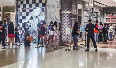 İngilizler akın akın Avrupa’ya gidiyor, nedeni yüksek topuklu, kırmızı tabanlı bu ayakkabı…