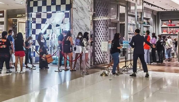 İngilizler akın akın Avrupa’ya gidiyor, nedeni yüksek topuklu, kırmızı tabanlı bu ayakkabı…